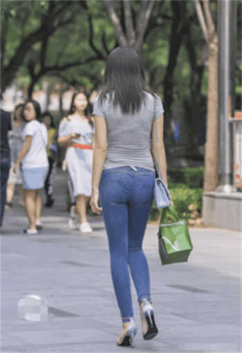 刘丽丽和快递员在电梯里