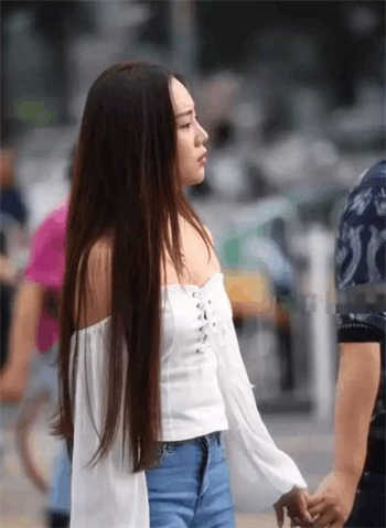 在车后面干妈妈