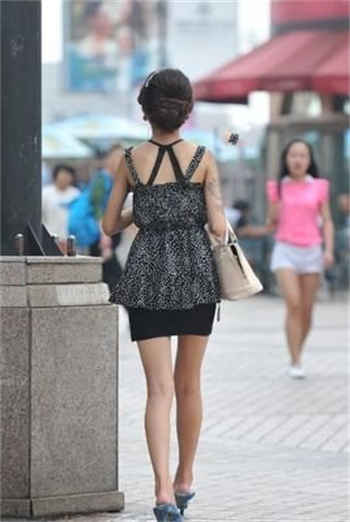 吃瓜一女的在栏杆上