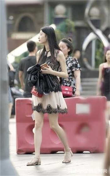 少女在地上拉屎