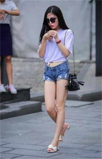 用肃然起敬造句